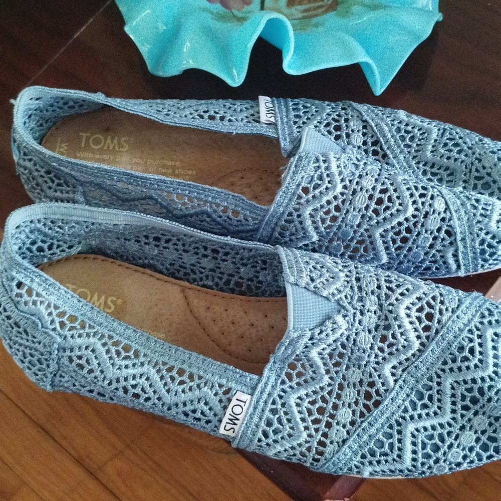 TOMS lacy blue pattern